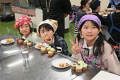 ミニピザやカップケーキ調理　大樹おやじの会が料理教室 5