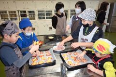 ミニピザやカップケーキ調理　大樹おやじの会が料理教室 6