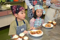 ミニピザやカップケーキ調理　大樹おやじの会が料理教室 7