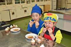 ミニピザやカップケーキ調理　大樹おやじの会が料理教室 8