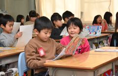 冬休みの宿題を手にする１年生（２２日午前１１時半ごろ、帯広光南小で）