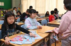 冬休みの宿題を手にする１年生（２２日午前１１時半ごろ、帯広光南小で）