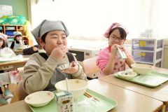 ホクレン無償提供のあんこを使い給食　足寄小 2