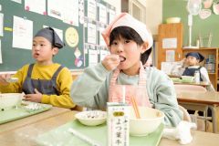 ホクレン無償提供のあんこを使い給食　足寄小 3