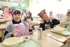 ホクレン無償提供のあんこを使い給食　足寄小 5