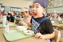 ホクレン無償提供のあんこを使い給食　足寄小 6