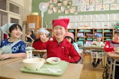 ホクレン無償提供のあんこを使い給食　足寄小 7