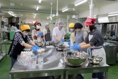 どら焼き作りを学ぶ参加者