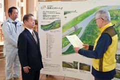 葛西専務理事（右）から感謝状を受ける永光建設の山本総務部長（中央）と谷口係長（左）