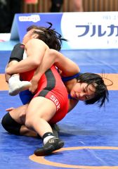 【女子６２キロ級準決勝】第１ピリオド、相手に足をつかまれながらも抵抗する佐々木すず（右）＝金野和彦撮影
