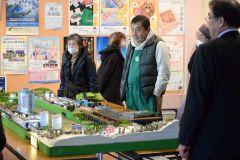 君島さん（中央）の模型展示