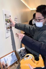 売り場を飾る生徒