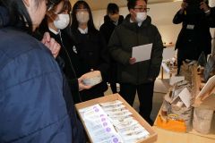 売り場を飾る生徒