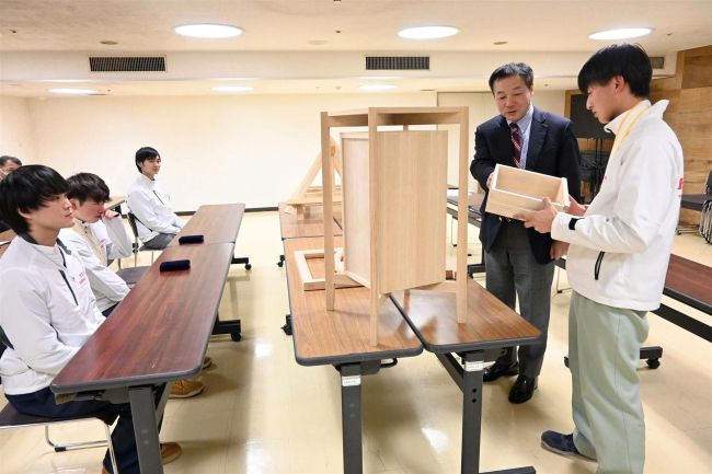 【写真】技能五輪で古谷さん、荒川さん敢闘賞　芳賀十勝総合振興局長に報告