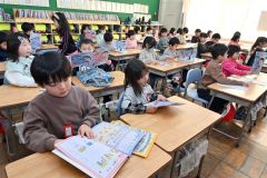 冬休みの宿題を手にする１年生（２２日午前１１時半ごろ、帯広光南小で）