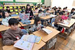 冬休みの宿題を手にする１年生（２２日午前１１時半ごろ、帯広光南小で）