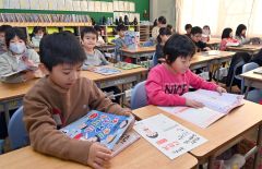 冬休みの宿題を手にする１年生（２２日午前１１時半ごろ、帯広光南小で）