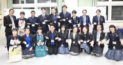 交流したラオス人研修生と生徒たち