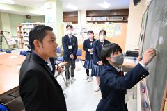 チームに分かれた取り組んだ英語しりとりで交流する研修生と生徒たち