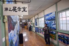 教室や廊下の壁一面に村元さんよ父。俊郎さんの作品が飾られている画家の美術館