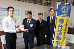 新得ライオンズクラブが図書を寄贈 2