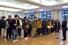 団長のあいさつを行う川端教頭（右）