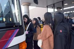 バスに乗り組む生徒たち