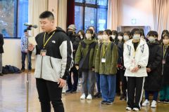 あいさつする生徒代表の石川さん（左）
