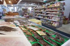地元で水揚げされた鮮魚が並ぶ店内