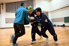 力強いタックルを見せる士幌高校ラグビー部