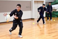 パスを受けて練習に励む士幌高校ラグビー部