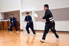 パス練習に励む部員たち