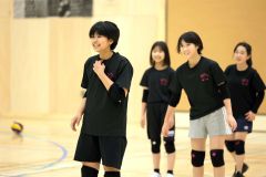 練習中も笑顔が声を掛け合う選手たち（平栗玲香撮影）