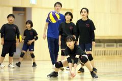 レシーブの練習を繰り返す選手たち（平栗玲香撮影）