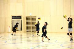 １球ずつ気持ちを込めてサーブを練習する選手たち（平栗玲香撮影）