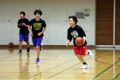 ドリブルなど基本的な練習を徹底する選手