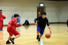 するどいドリブルでコートを駆け抜ける選手