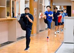 練習に励む上田さん（左）と谷藤さん（左から２人目）ら（金野和彦撮影）