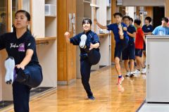 楽しそうに練習に励む上田さん（左から２人目）と谷藤さん（同３人目）たち（金野和彦撮影）