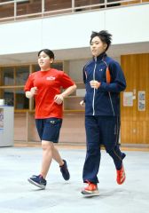 練習に励む上田さん（左）と谷藤さん（金野和彦撮影）