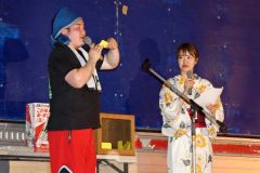 昨年７月下旬に４年ぶりに開催した「チャリティー樽（たる）生ビアー彩（さい）」。新津さん（左）は町商工会青年部長としてイベントを支えた
