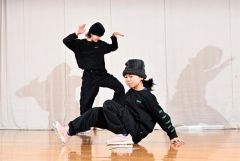 「ダンスが大好き」と話す、るる華さん（後ろ）、りり華さん姉妹