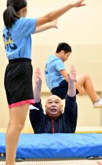 競技歴がない中、研究をしながら知識を蓄えて選手を指導する秋山監督（金野和彦撮影）
