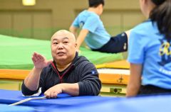 競技歴がない中、研究をしながら知識を蓄えて選手を指導する秋山監督（金野和彦撮影）