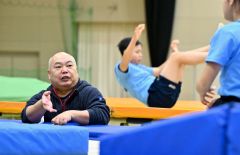 競技歴がない中、研究をしながら知識を蓄えて選手を指導する秋山監督（金野和彦撮影）