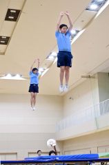 息を合わせてシンクロの練習に励む塚田さん（手前）と佐藤さん（金野和彦撮影）