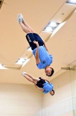 息を合わせてシンクロの練習に励む塚田さん（手前）と佐藤さん（金野和彦撮影）
