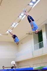 息を合わせてシンクロの練習に励む塚田さん（手前）と佐藤さん（金野和彦撮影）