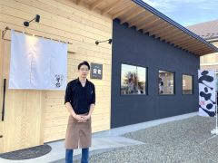 黒色と木目を基調とした落ち着いた新店舗の外観