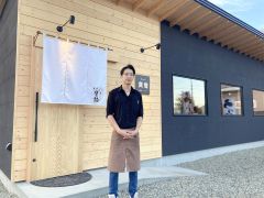 黒色と木目を基調とした落ち着いた新店舗の外観